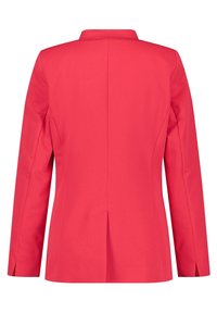 Blazer entallado de color rosa brillante con mangas largas, costura central en la parte posterior y una pequeña abertura en el dobladillo, visto desde la parte trasera.