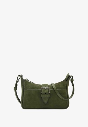 Borsa a spalla verde in suede con dettagli in pelle, forma curva, dettagli con fibbia sulla parte anteriore, tracolla regolabile e cuciture lungo i bordi.