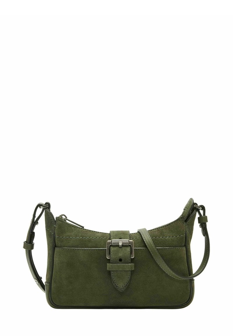 Borsa a spalla verde in suede con dettagli in pelle, forma curva, dettagli con fibbia sulla parte anteriore, tracolla regolabile e cuciture lungo i bordi.