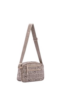 Borsa in tessuto grigio con un motivo a logo in rilievo, dotata di una cerniera dorata e di una larga tracolla regolabile. Forma rettangolare, texture morbida.