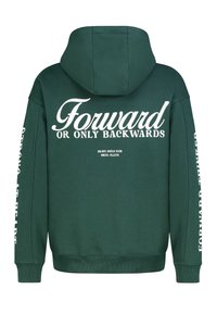 Grüne Kapuzen sweatshirt mit weißem Text: "Vorwärts oder zurück" auf dem Rücken, mit Branding an den Ärmeln und gerippten Bündchen.
