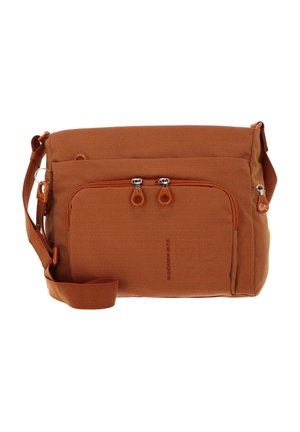 Sac messager en cuir marron texturé avec une bandoulière amovible, comportant deux compartiments zippés et un logo en détail sur le devant.