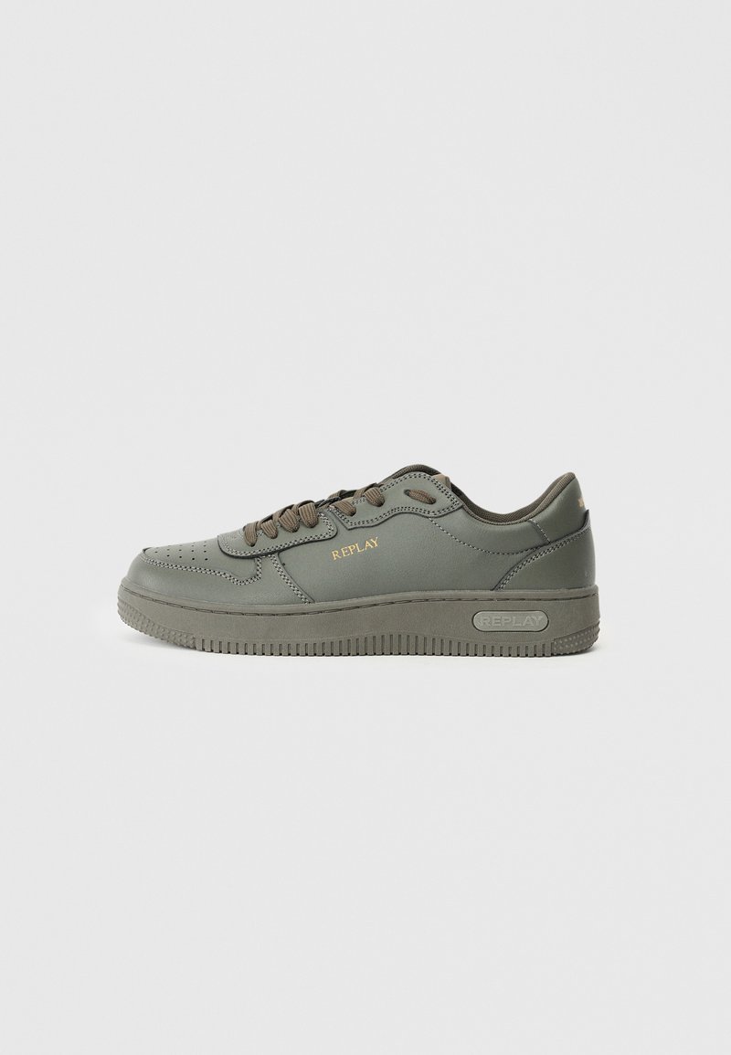 Grüner Leder-Sneaker mit rundem Zehenbereich, strukturiierter Gummisohle, kontrastierenden dunklen Schnürsenkeln und goldenem Markenlogo an der Seite.