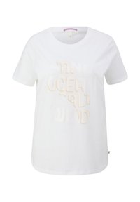 Witte katoen T-shirt met korte mouwen met beige grafische tekst: "SAND OCEAN SALT WIND" in variërende doorzichtigheid en grootte. Ronde halslijn.