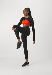Stronger Majica z dolgimi rokavi - black