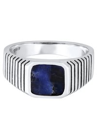 Anello in argento con una pietra rettangolare in lapislazzuli blu al centro, con dettagli a strisce verticali sulla fascia.
