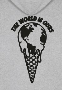 Felpa grigia con cappuccio caratterizzata da una grafica ricamata in nero di un globo che si scioglie sopra un cono gelato, con il testo sopra che recita "IL MONDO È NOSTRO."