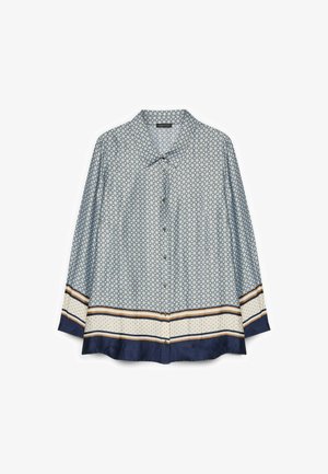 Lichtblauw overhemd met lange mouwen en kleine geometrische print, beige rand met stippen en strepen, en donkerblauwe manchetten en zoom.