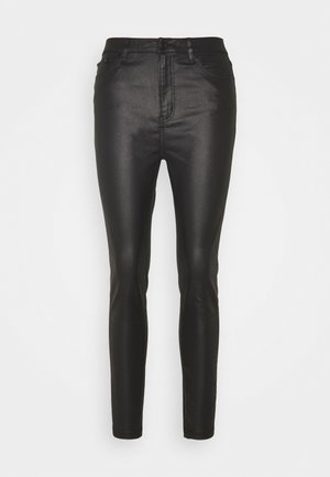 Schwarze, slim-fit Jeans mit glänzender, lederartiger Oberfläche; verfügt über fünf Taschen, Gürtelschlaufen und einen Reißverschluss mit einem oberen Knopf.