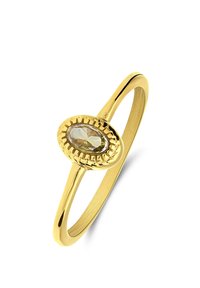 Gouden ring met een ovale facette geslepen edelsteen omringd door een gestructureerde krooninstelling, met een gladde, gepolijste band.