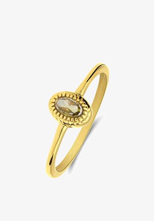 Gouden ring met een ovale facette geslepen edelsteen omringd door een gestructureerde krooninstelling, met een gladde, gepolijste band.