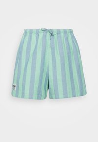 Gestreifte kurze Badehosen in Hellgrün und Blau, aus weichem Stoff mit elastischem Bund und Kordelzug, mit einem Logo-Patch.