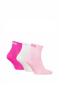 Tres pares de calcetines tobilleros: fucsia, blanco y rosa claro. Cada uno presenta un puño acanalado y un sutil logotipo en el lateral. Textura suave.