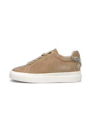 Zapatilla baja de ante color tan con suela blanca, cordones en la parte delantera y adorno de pedrería multicolor en la lengüeta del talón.