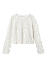 Koronkowy krótki top z długim rękawem, biały, z ażurowym wzorem, okrągłym dekoltem i surowymi krawędziami. Miękka tekstura z kwiatowymi motywami.
