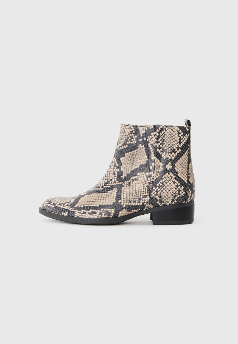 Botas de tobillo de piel de serpiente en beige y negro con una textura suave, punta afilada y tacón cuadrado, que cuentan con una pestaña en la parte posterior para facilitar su uso.