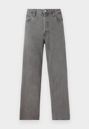 Jean en denim gris à jambes droites avec bouton frontal, fermeture éclair, passants pour ceinture et design à cinq poches sur fond blanc.