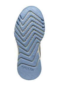 Semelle de chaussure en caoutchouc bleu présentant des motifs de rainures ondulées et en zigzag, avec des trous de ventilation et un logo "GEOX" en relief, conçue pour l'adhérence.