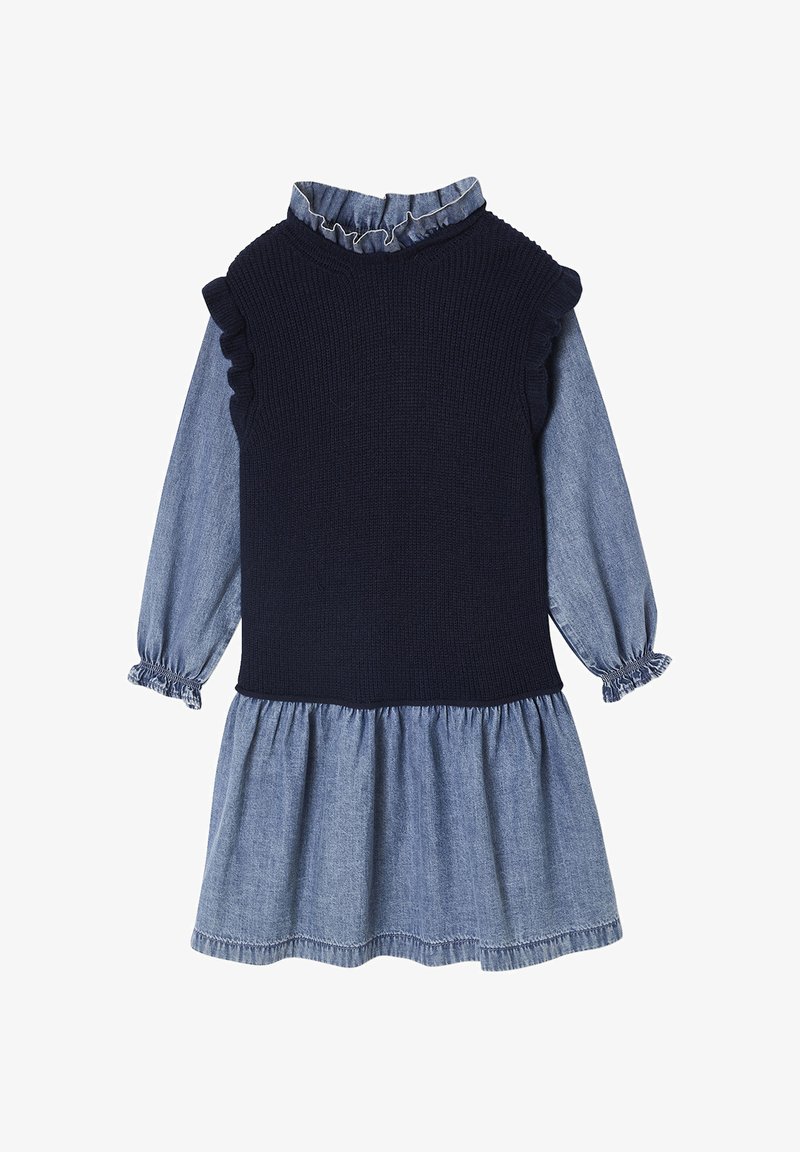 Blaue Jeanskleid mit langen Ärmeln, gestuftem Kragen und Manschetten, unter einem ärmellosen marinefarbenen Strickweste mit Rüschendetails an den Schultern.