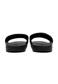 Sandali neri con due cinturini larghi, suole piatte e superficie texturizzata. Design semplice, adatto per un abbigliamento casual e facile da indossare.