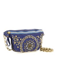 Borsa in tessuto blu con borchie e decorazioni dorate, presenta una chiusura con zip e una tracolla in catena dorata per il trasporto.