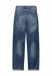 Jean en denim bleu avec poches arrière, ceinture standard et revers aux chevilles, vu de dos sur fond blanc.