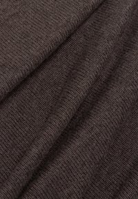 Donkerbruin gebreide stof met een geribbelde textuur, die plooien en draperingen laat zien. Het materiaal lijkt zacht, dicht en enigszins elastisch.