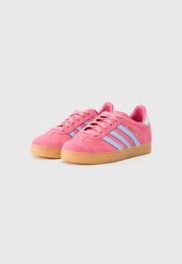Rosa semskede sneakers med blå striper og gummiksole. Har en hvit hæltappe og teksturert overdel for bedre grep.