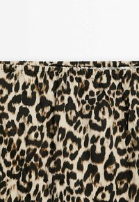Leopardenmusterstoff in Beigetönen und Schwarz mit glatter Textur. Besitzt unterschiedliche Flecken und ein gerafftes Taillendesign.