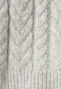 Țesătură de pulover tricotată de culoare gri deschis, cu un model de cablu în relief, având un strălucire subtilă și un tiv cu refileu în partea de jos.