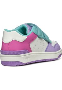 Sneaker multicolore con pelle bianca, accenti rosa e viola, fodera in rete, cinturino con chiusura a strappo e lati forati.