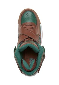 Hnědá vysoká teniska z kůže se zelenými detaily, texturovanou vnitřní podšívkou, perforovanou špičkou a designem s křížovým páskem. Bílá gumová podrážka.