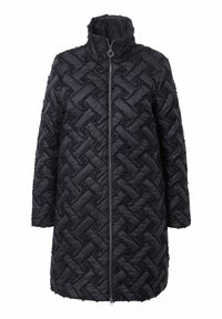 Svart kviltad lång jacka med hög krage, fullständig framdragkedja och strukturerat geometriskt mönster.