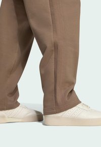 adidas Originals WIDE - Tracksuit bottoms - earth strata