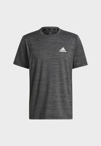 T-shirt de sport gris à manches courtes, fabriqué dans un matériau texturé et respirant. Il présente un logo blanc sur la poitrine et un col rond.