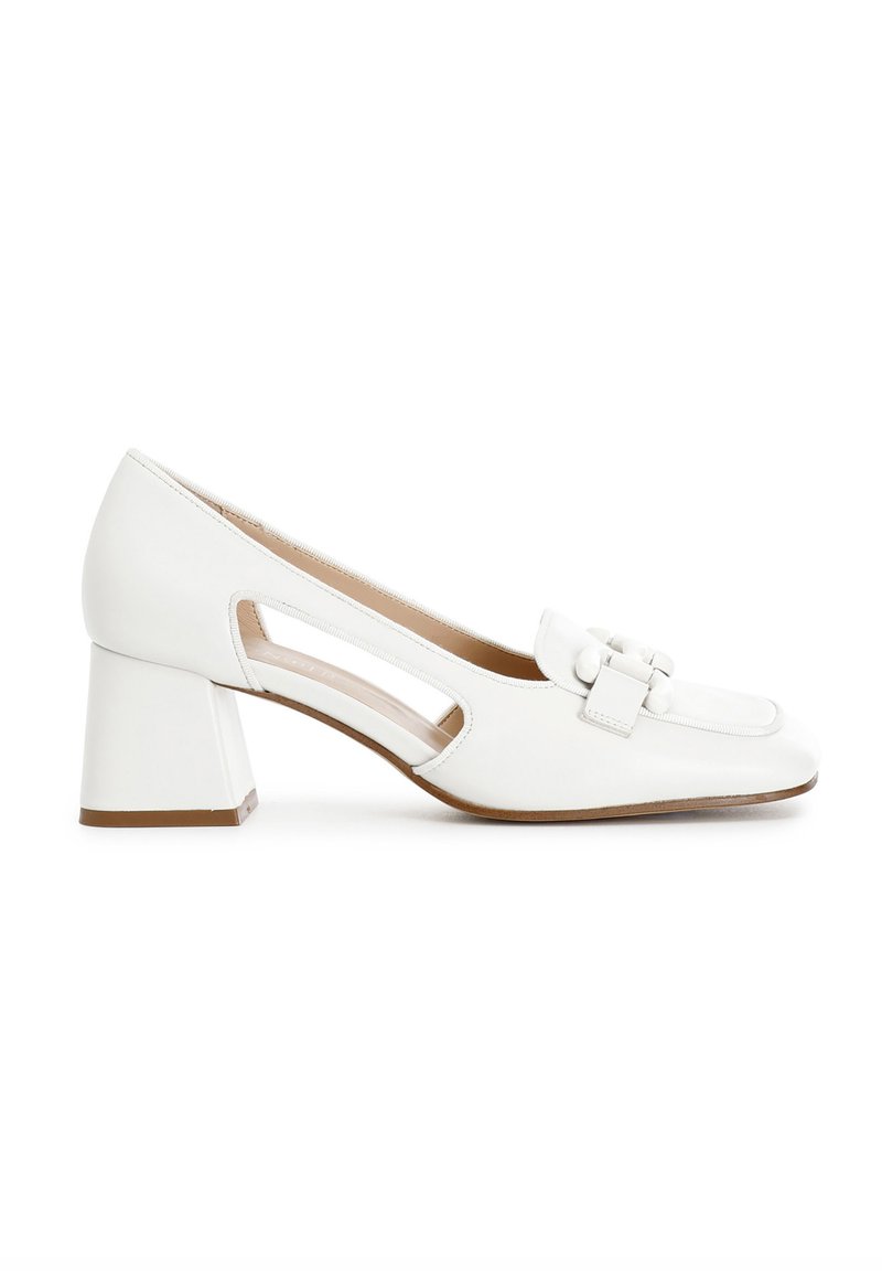 Zapatos de tacón blanco con un diseño recortado, que presentan un lazo en la punta y un tacón cuadrado para mayor estabilidad. Textura de cuero suave.