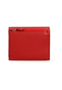 Rode leren portemonnee met een gestructureerd oppervlak, voorzien van een ritssluiting en een compact, rechthoekig ontwerp. Geen extra versieringen.