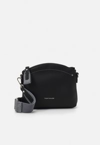 Černá kožená kabelka přes rameno s křivým zipovým uzávěrem, která má tkaný šedý popruh a detaily s bílým prošíváním. Logo je umístěno na přední straně.