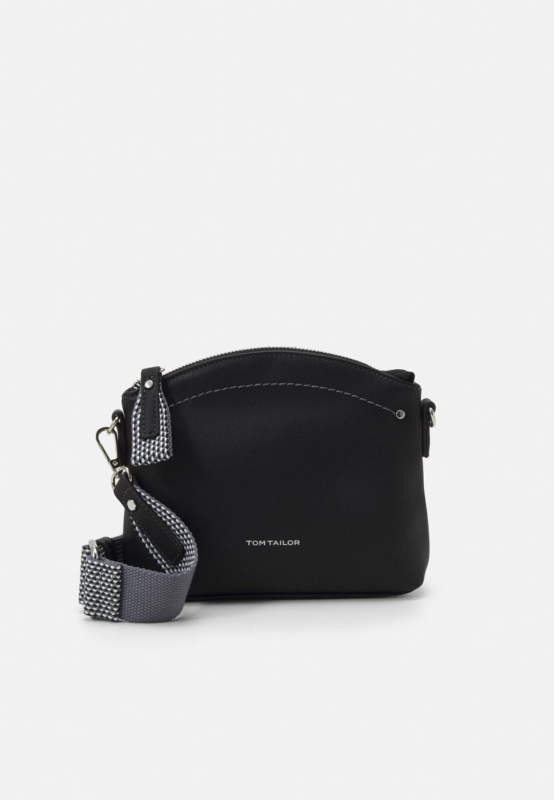 Černá kožená kabelka přes rameno s křivým zipovým uzávěrem, která má tkaný šedý popruh a detaily s bílým prošíváním. Logo je umístěno na přední straně.