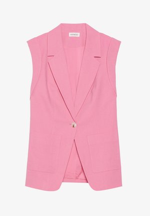 Colete rosa sem mangas feito de tecido suave, com fechamento de um único botão, lapelas recortadas e dois bolsos frontais tipo patch.