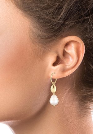 Gouden hoepel oorbellen met een druppelontwerp, voorzien van een parelmoer witte kraal en een decoratieve schelpaccent. Gladde textuur, elegante vorm.