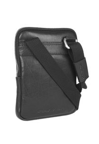 Borsa a tracolla in pelle nera con texture liscia, chiusura con zip, tracolla regolabile e tasca frontale dal design minimalista.
