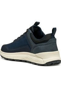 Scarpa sportiva blu navy con tomaia in rete testurizzata, suola in gomma e intersuola beige chiaro. Presenta un tallone rinforzato e un tassello per il sollevamento.