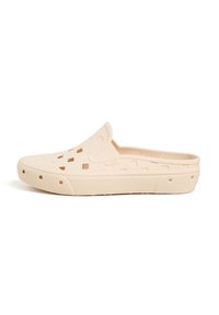 Sabots en plastique beige à enfiler avec des découpes ouvertes, une semelle intérieure profilée et une semelle texturée. Conçus pour le confort et la respirabilité.