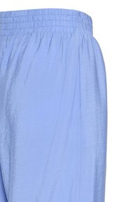 Pantalon large bleu clair avec ceinture élastique froncée et tissu subtilement texturé.