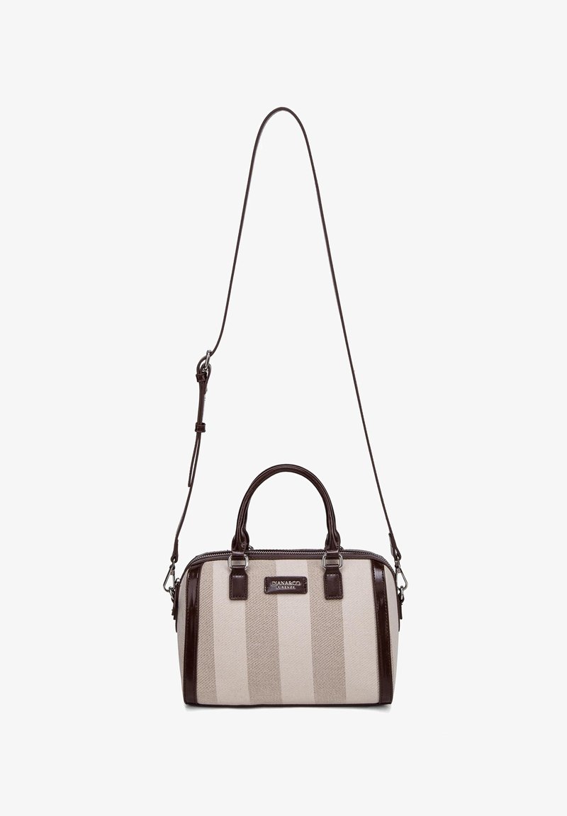 Sac à main rectangulaire à rayures beige avec poignées en cuir brun foncé et bandoulière ajustable, fermeture à glissière et étiquette de marque en métal à l'avant.