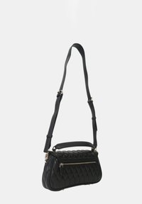 Borsa a tracolla nera imbottita con una tasca con zip, forma arrotondata, doppi manici e dettagli metallici per fissaggio e decorazione.