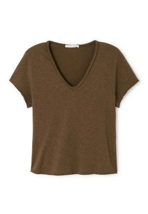 T-shirt vert olive avec col en V, manches courtes et bords bruts. Fabriqué en tissu doux et texturé, présentant une coupe décontractée.