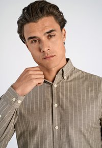 Lindbergh STRIPED   - Camisa - brown