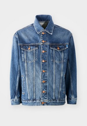 Jeansowa kurtka w średnim niebieskim kolorze o klasycznym kroju. Posiada mosiężne guziki, dwie kieszenie na piersi oraz kołnierz.